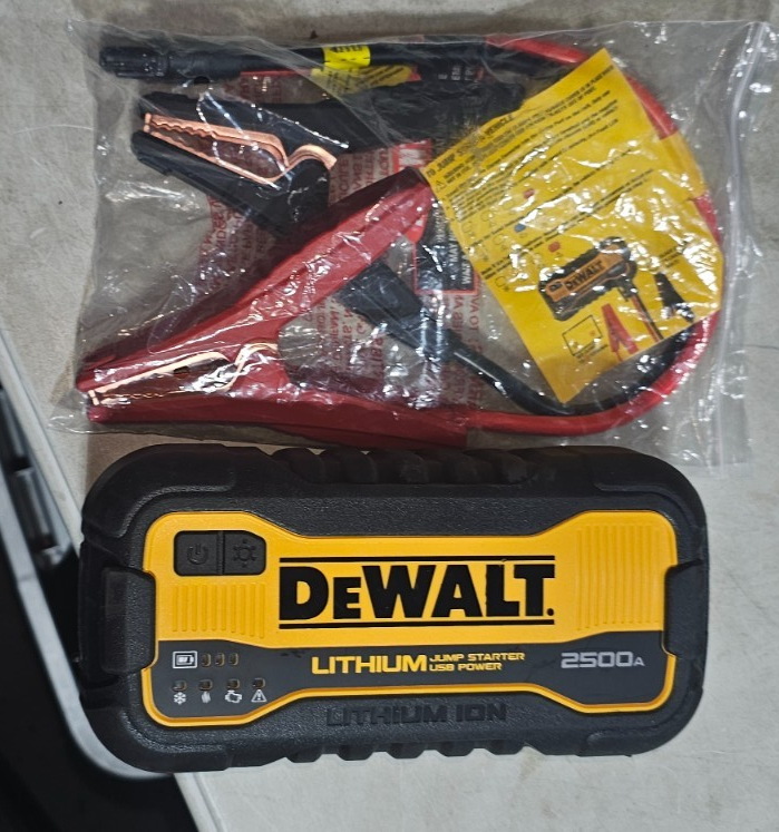 DEWALT DXAELJ25 2500 Peak Amp Portable Lithium Jump Starter2