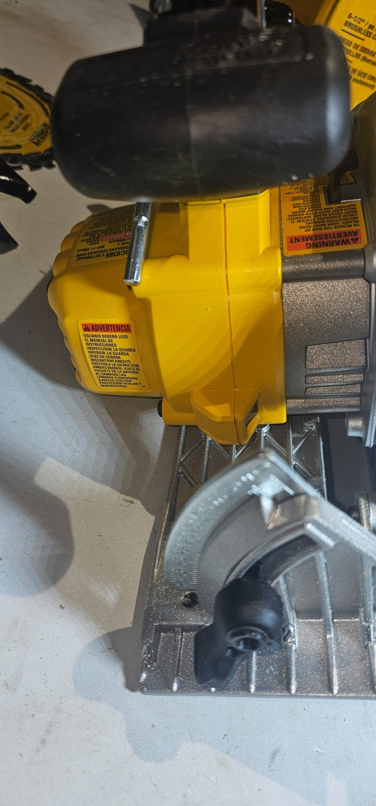 DEWALT DCS565 20V MAX* XR 61/2 in Brushless Cordless Circular Saw (Tool Only)8