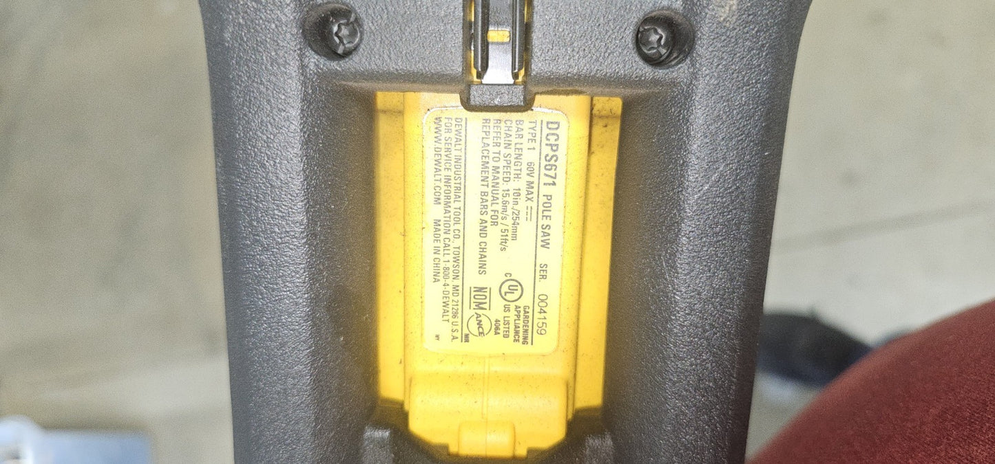 DEWALT 1000Watt Portable Car Power Inverter5