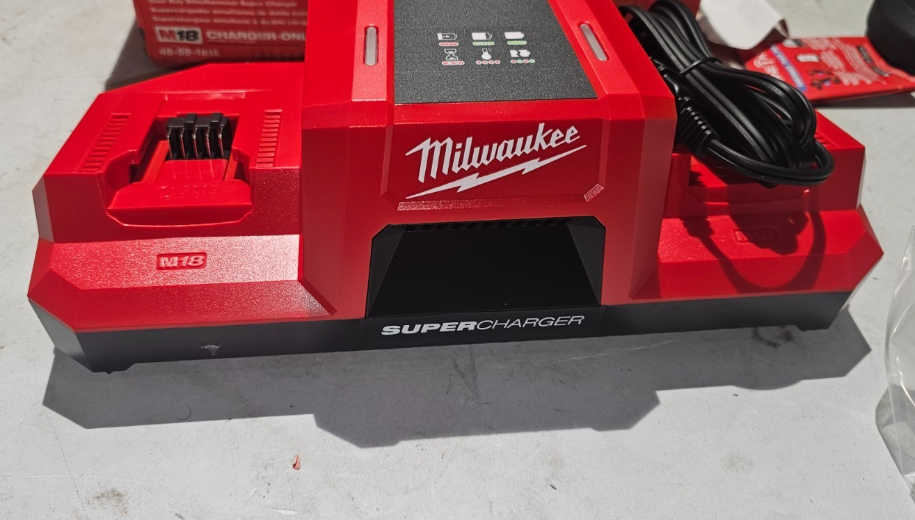 Milwaukee 48591815 M18 18V Dual Bay Simultaneous Super Charger5