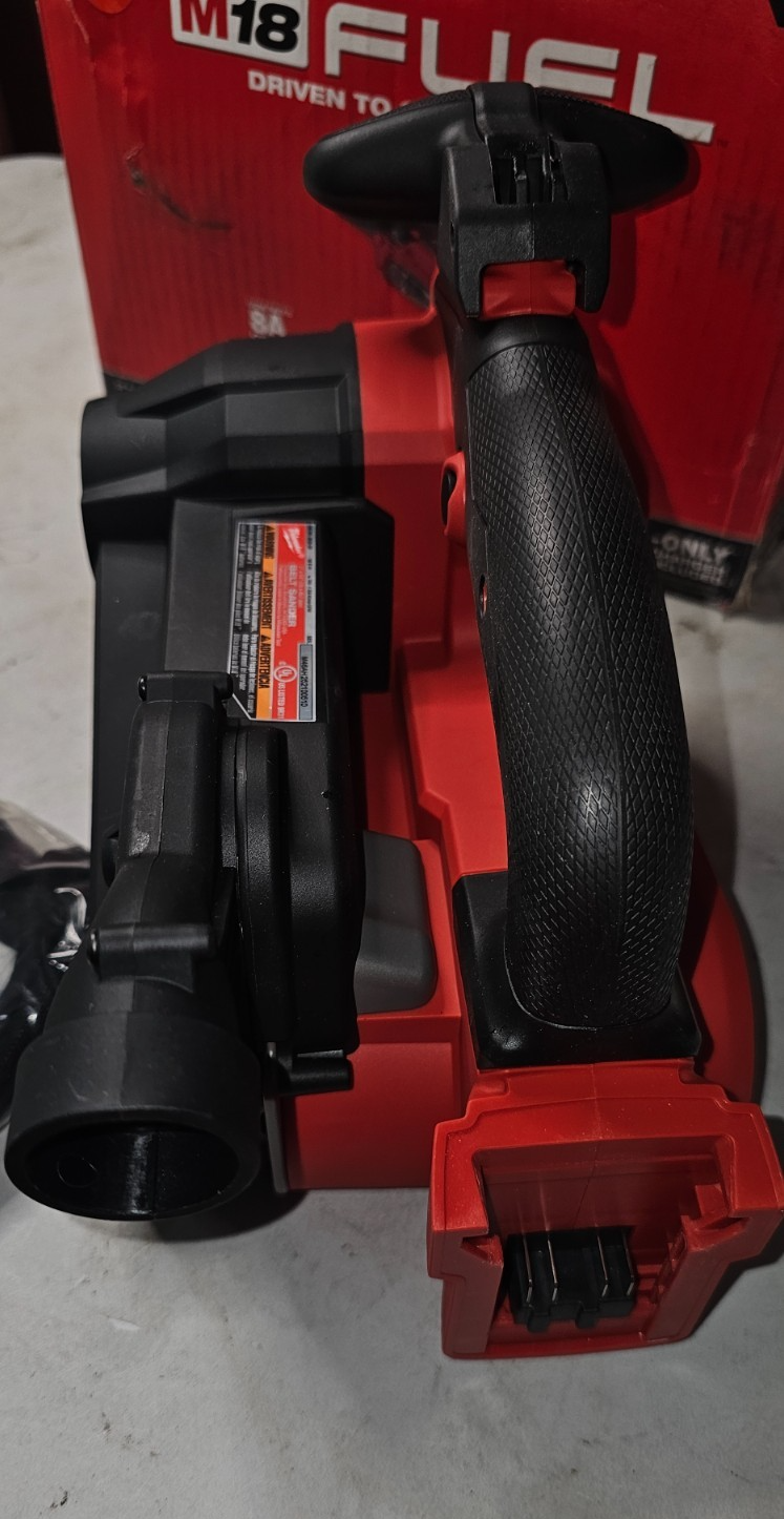 Milwaukee 283220 405W M18 FUEL 3"x18" Belt Sander8