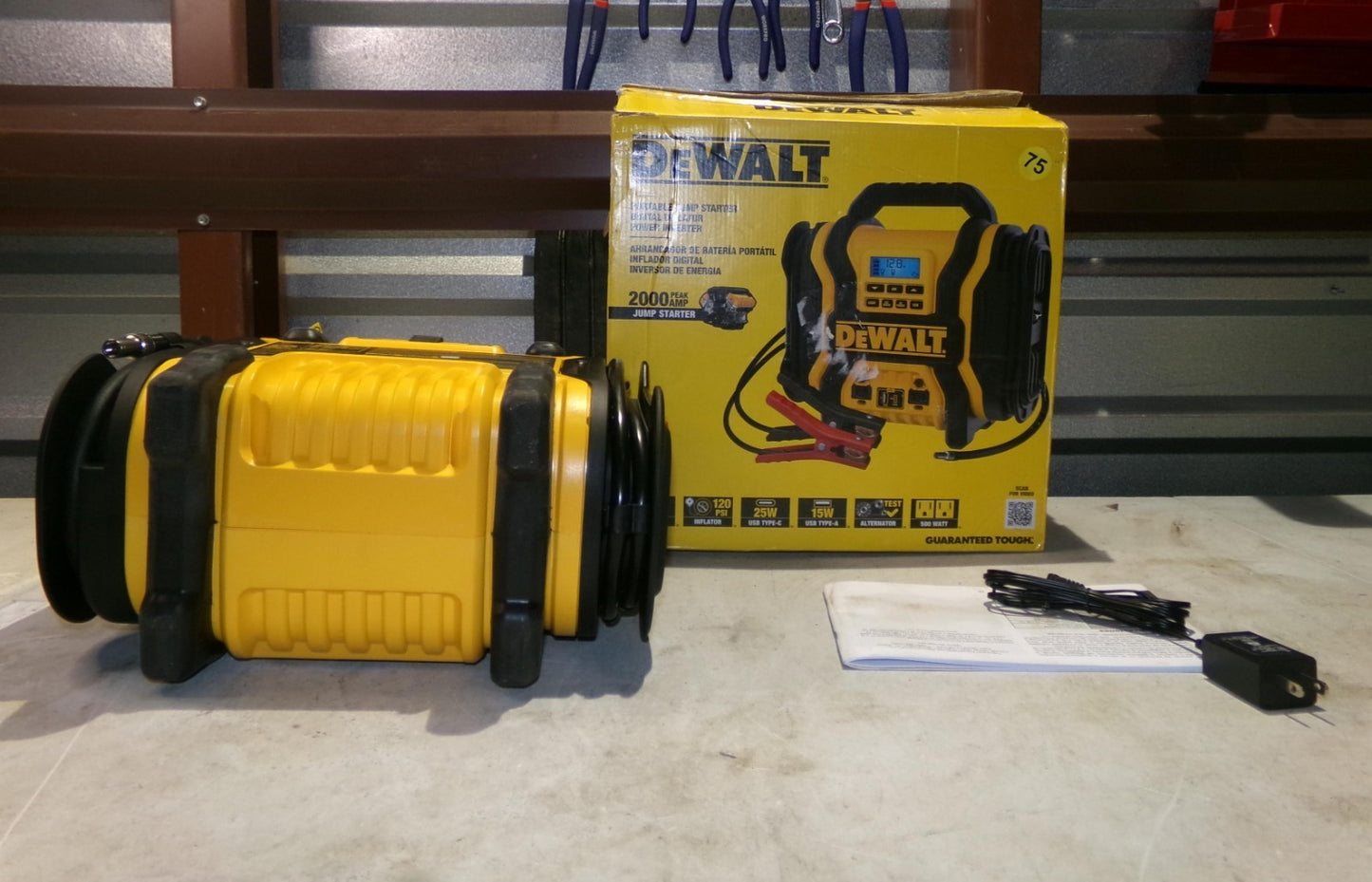 DEWALT DXAEPS14Type2 2000 Peak Battery Automotive Battery Booster Jump Starter7