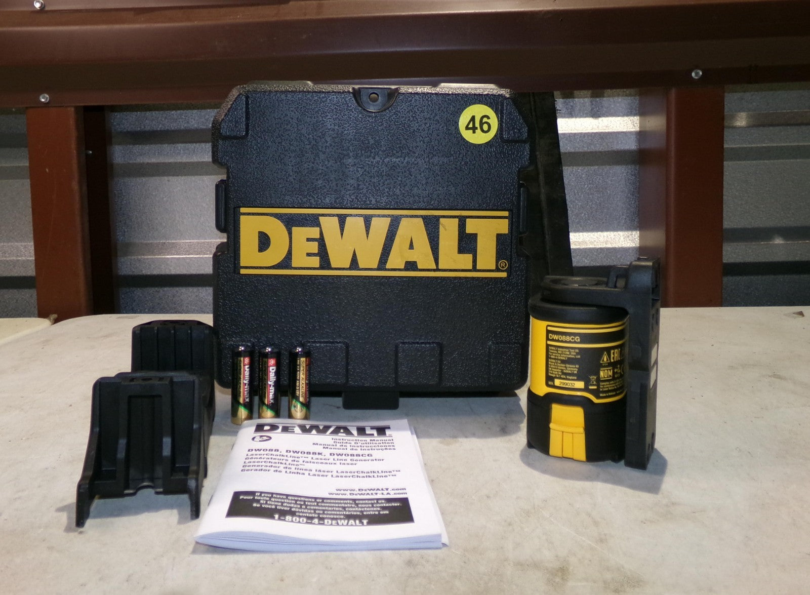 DEWALT DW088CG Green SelfLevelling Cross Line Laser 462