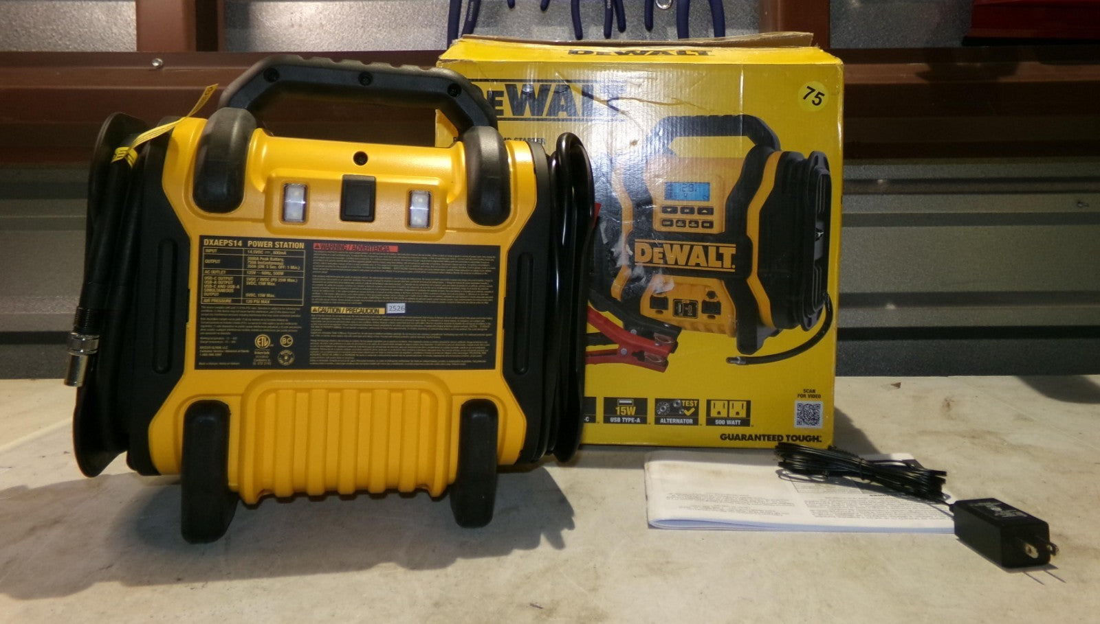 DEWALT DXAEPS14Type2 2000 Peak Battery Automotive Battery Booster Jump Starter2