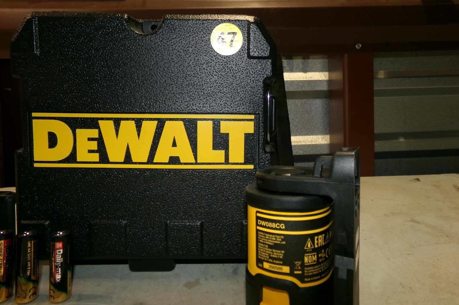 DEWALT DW088CG Green SelfLevelling Cross Line Laser 471
