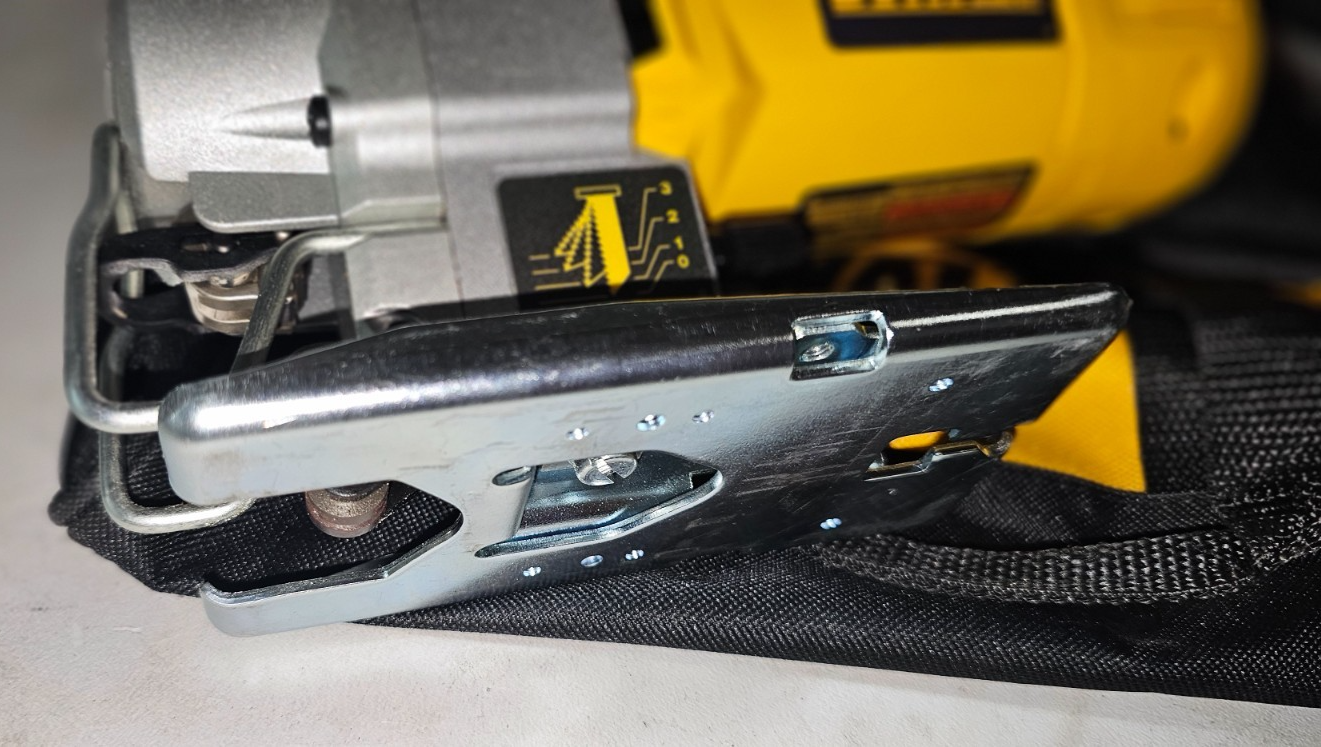 DEWALT DW317 5.5 Amp Top Handle Jig Saw with Bag5