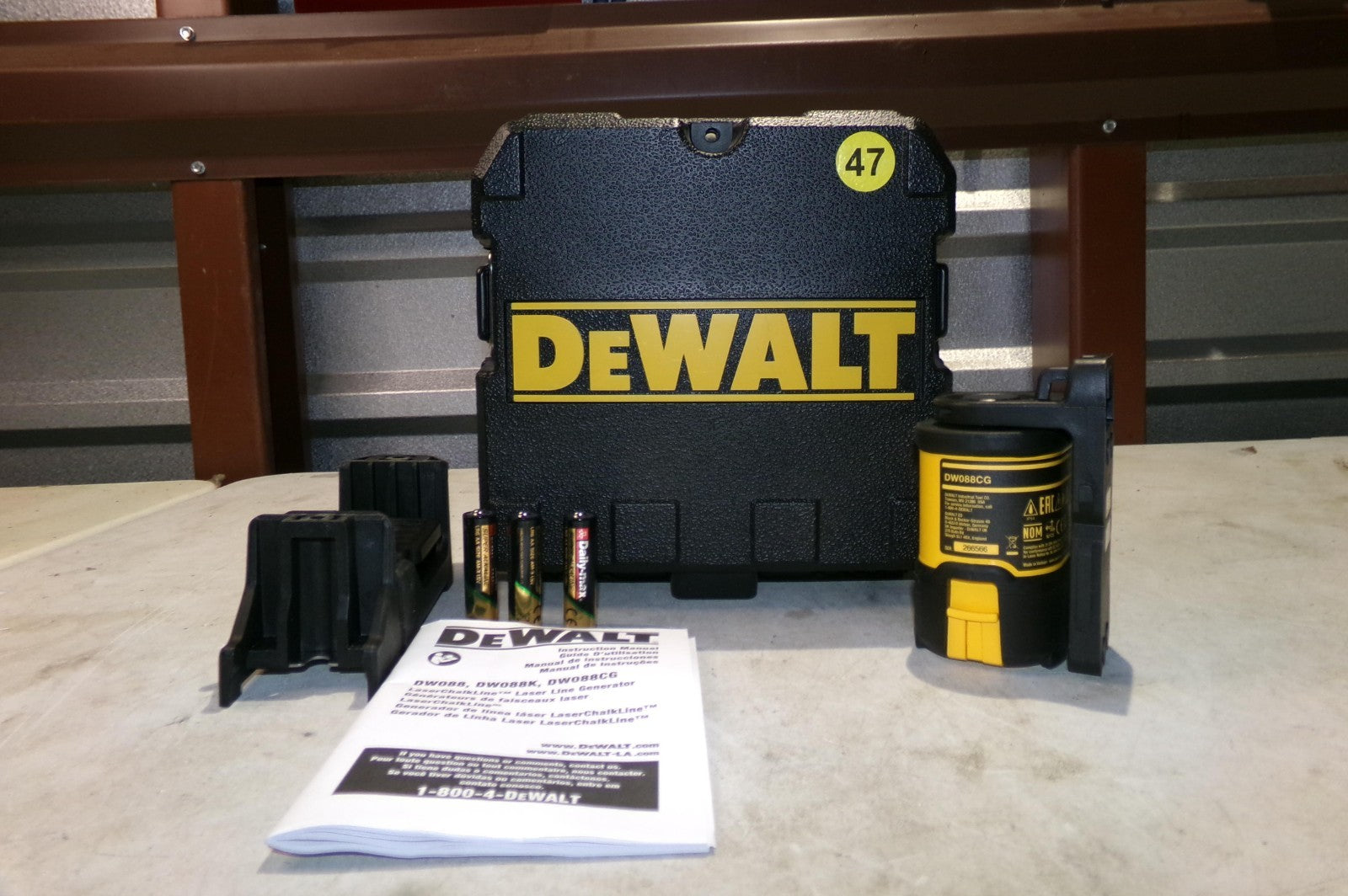 DEWALT DW088CG Green SelfLevelling Cross Line Laser 472
