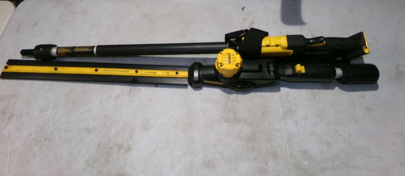 DEWALT DCPH820 20V MAX* 22 in. Cordless Pole Hedge Trimmer6