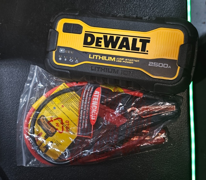 DEWALT DXAELJ25 2500 Peak Amp Portable Lithium Jump Starter1
