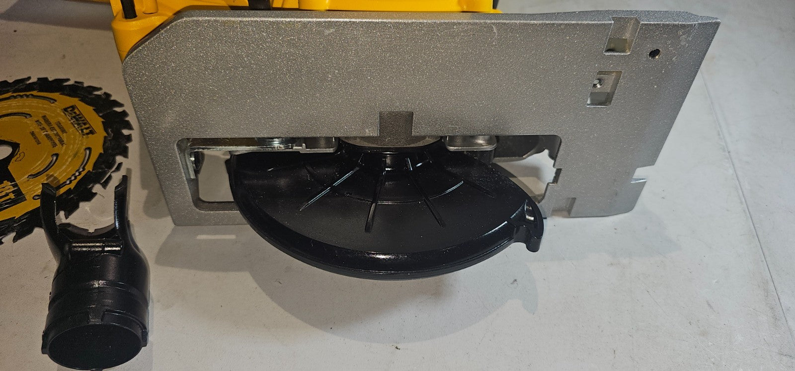 DEWALT DCS565 20V MAX* XR 61/2 in Brushless Cordless Circular Saw (Tool Only)5