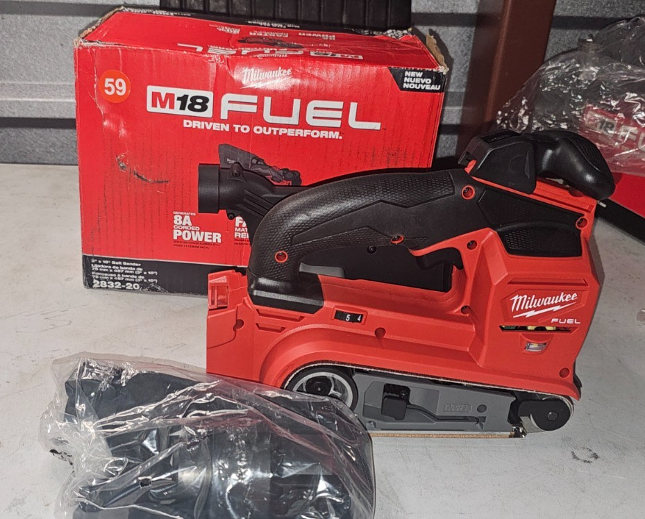 Milwaukee 283220 405W M18 FUEL 3"x18" Belt Sander1