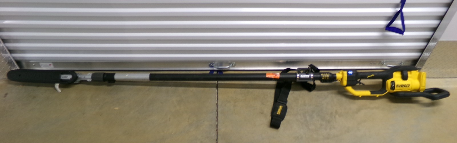 DEWALT 60V MAX 10 in. Cordless Telescoping Pole Saw (Tool Only ) DCPS6711