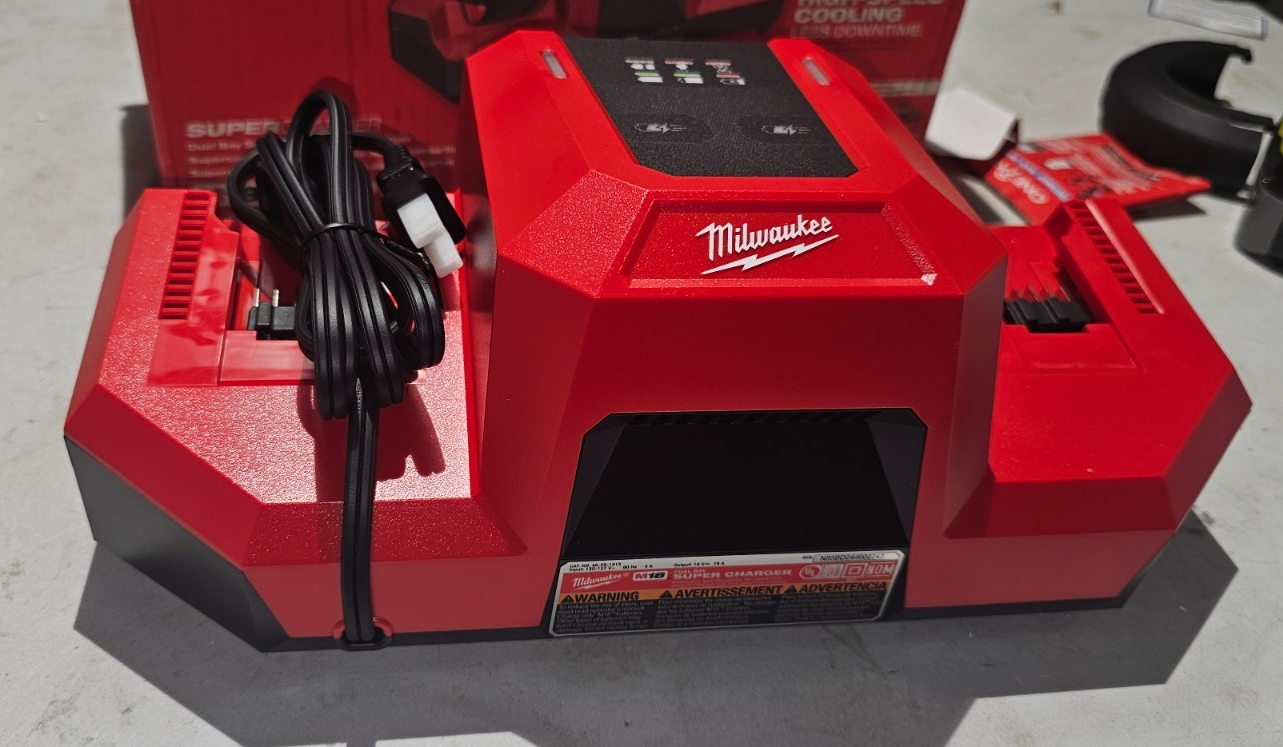 Milwaukee 48591815 M18 18V Dual Bay Simultaneous Super Charger1