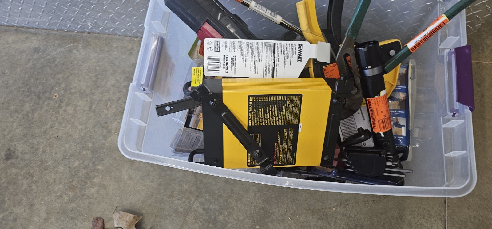 DEWALT 1000Watt Portable Car Power Inverter3