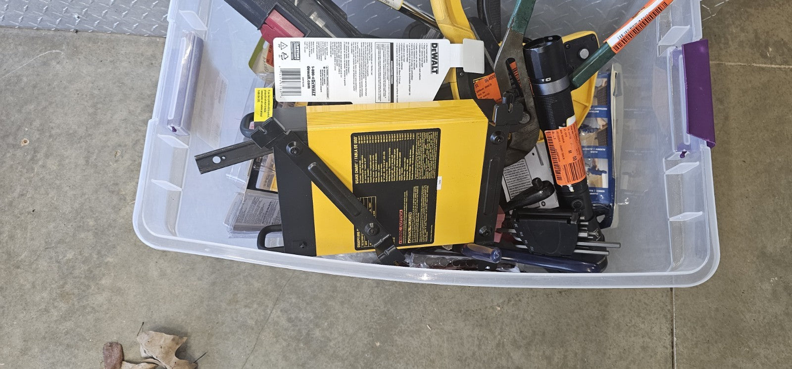 DEWALT 1000Watt Portable Car Power Inverter4