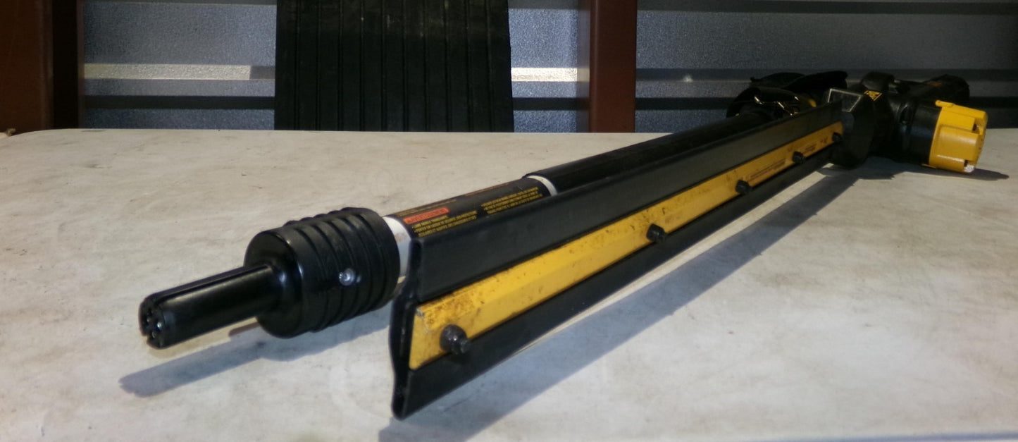 DEWALT DCPH820 20V MAX* 22 in. Cordless Pole Hedge Trimmer5