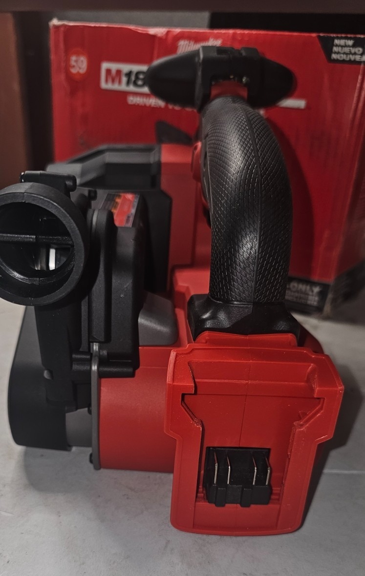 Milwaukee 283220 405W M18 FUEL 3"x18" Belt Sander6