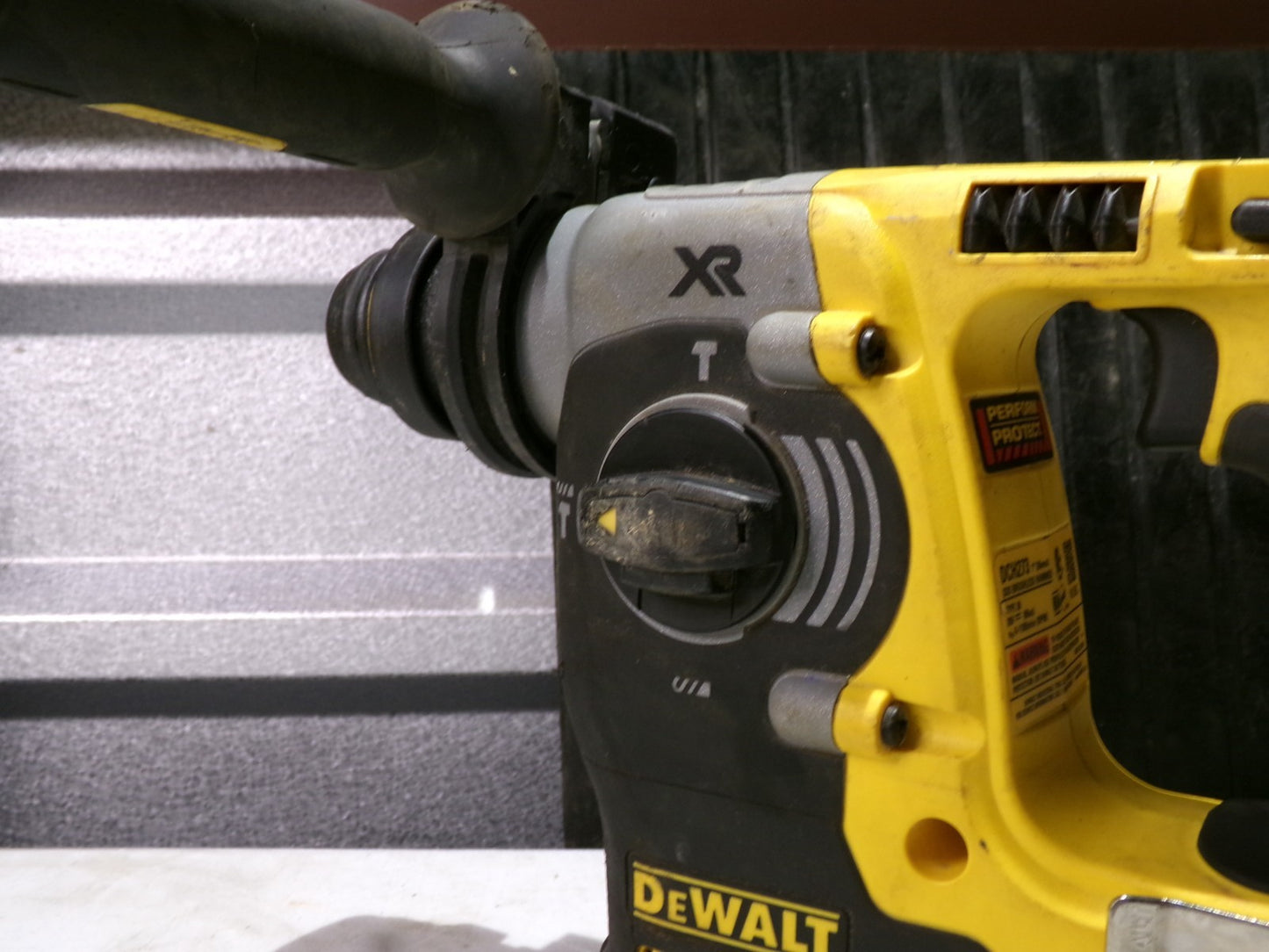 DEWALT DCH172B 20V Cordless Rotary Hammer Drill2