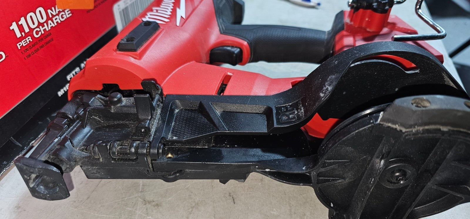 Milwaukee 290920 M18 FUEL Coil Roofing Nailer3