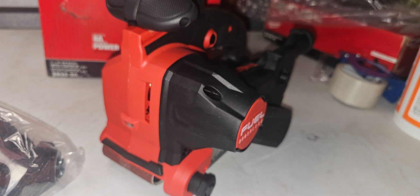 Milwaukee 283220 405W M18 FUEL 3"x18" Belt Sander4