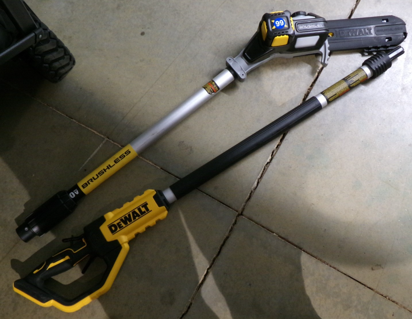 DeWalt DCPS620B Brushless Cordless Pole Saw (Tool Only)1