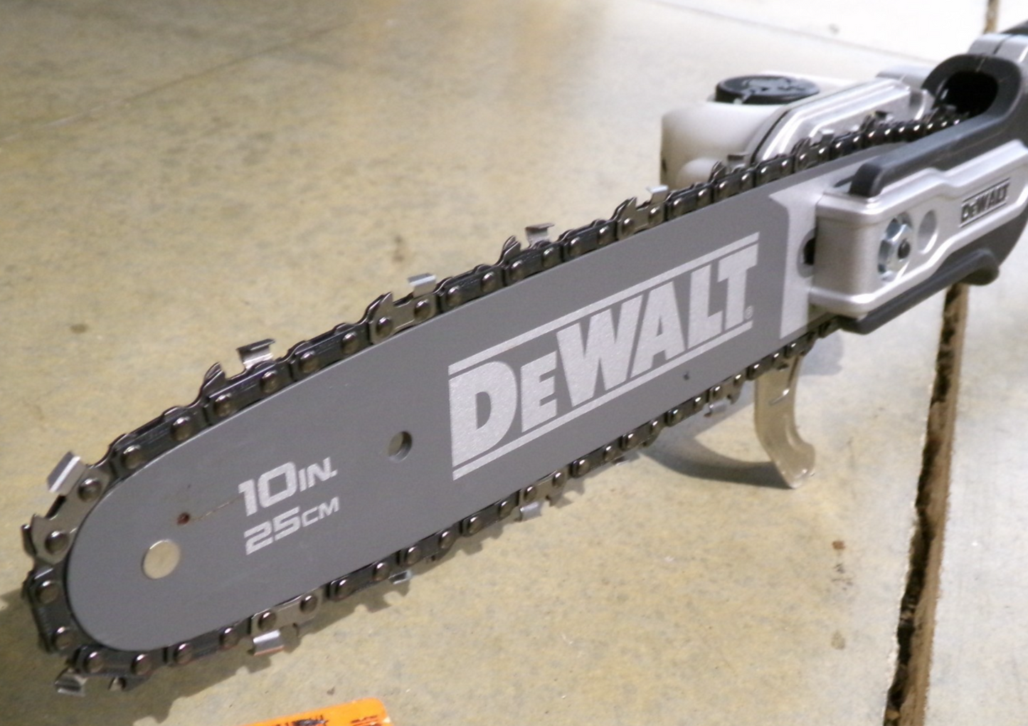 DEWALT 60V MAX 10 in. Cordless Telescoping Pole Saw (Tool Only ) DCPS6712