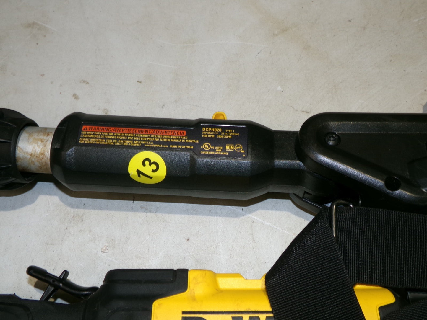 DEWALT DCPH820 20V MAX* 22 in. Cordless Pole Hedge Trimmer1