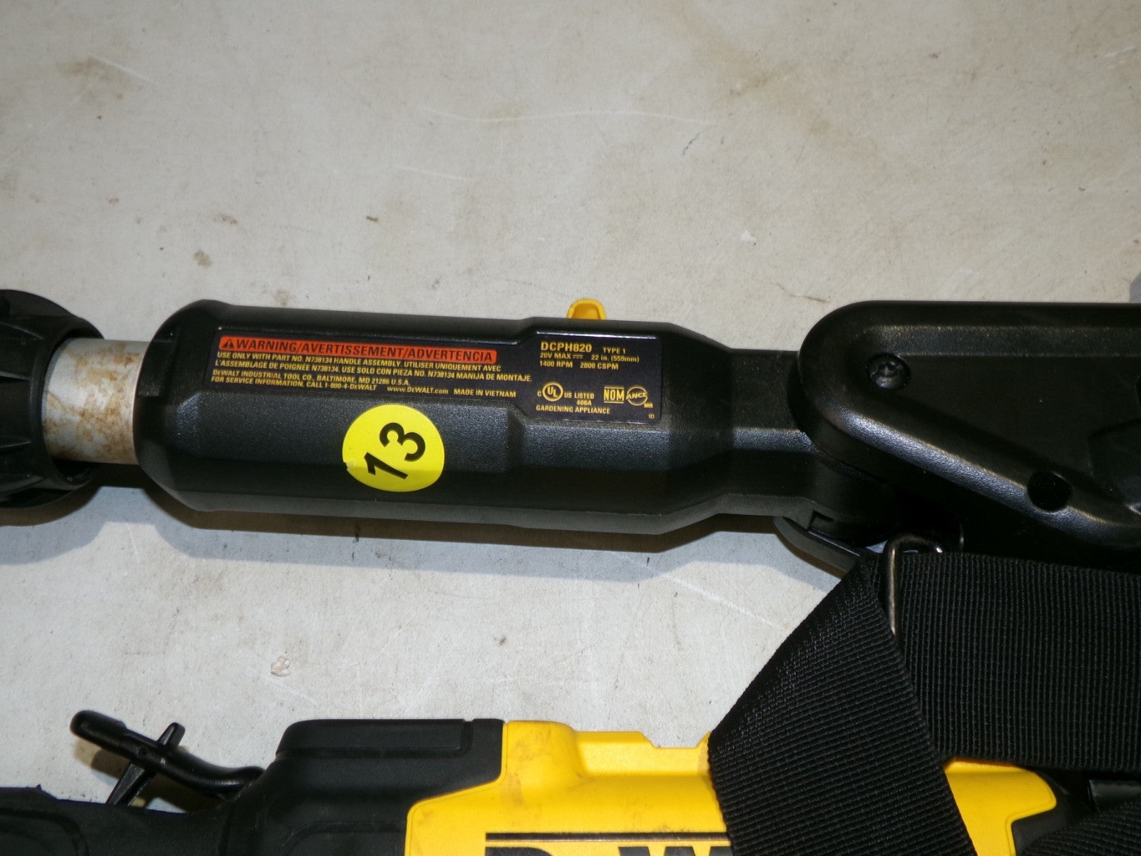 DEWALT DCPH820 20V MAX* 22 in. Cordless Pole Hedge Trimmer1