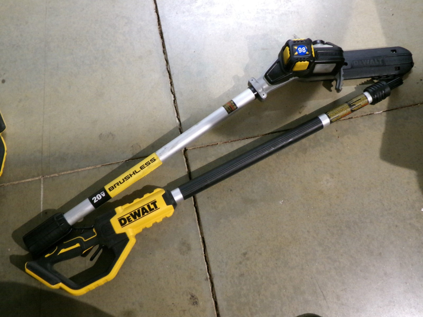 DeWalt DCPS620B Brushless Cordless Pole Saw (Tool Only)1