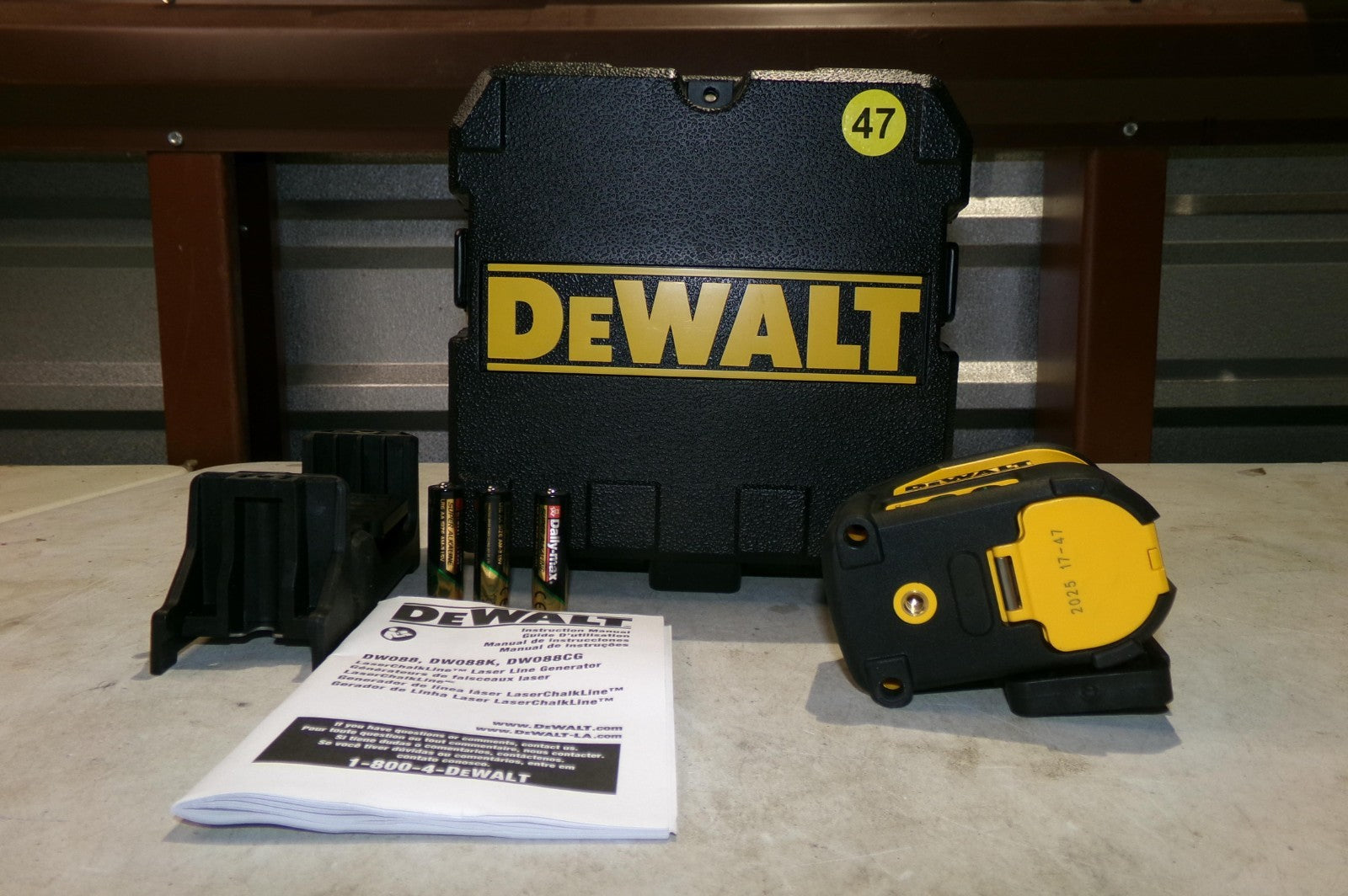 DEWALT DW088CG Green SelfLevelling Cross Line Laser 477