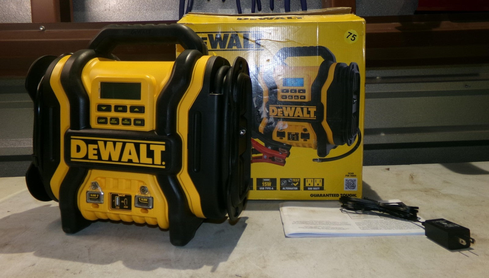 DEWALT DXAEPS14Type2 2000 Peak Battery Automotive Battery Booster Jump Starter4