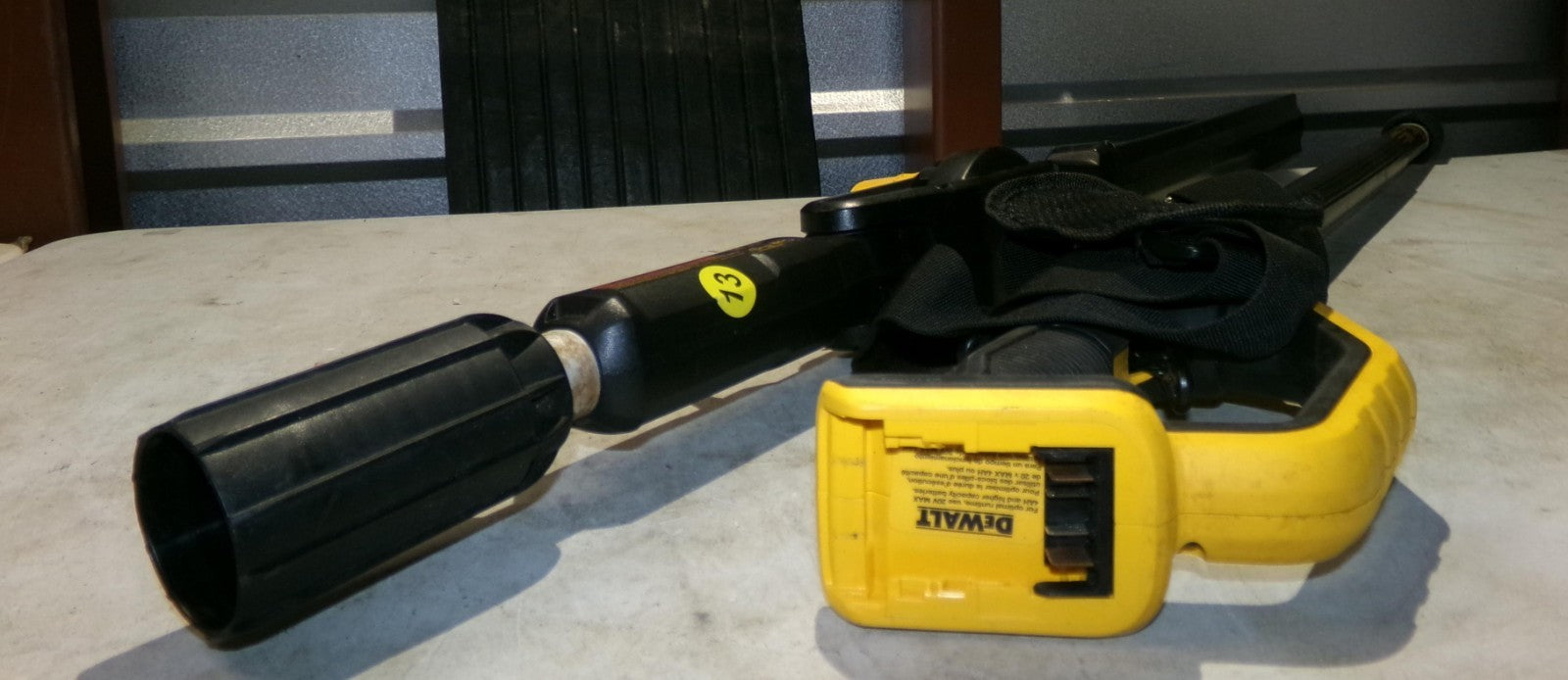 DEWALT DCPH820 20V MAX* 22 in. Cordless Pole Hedge Trimmer3