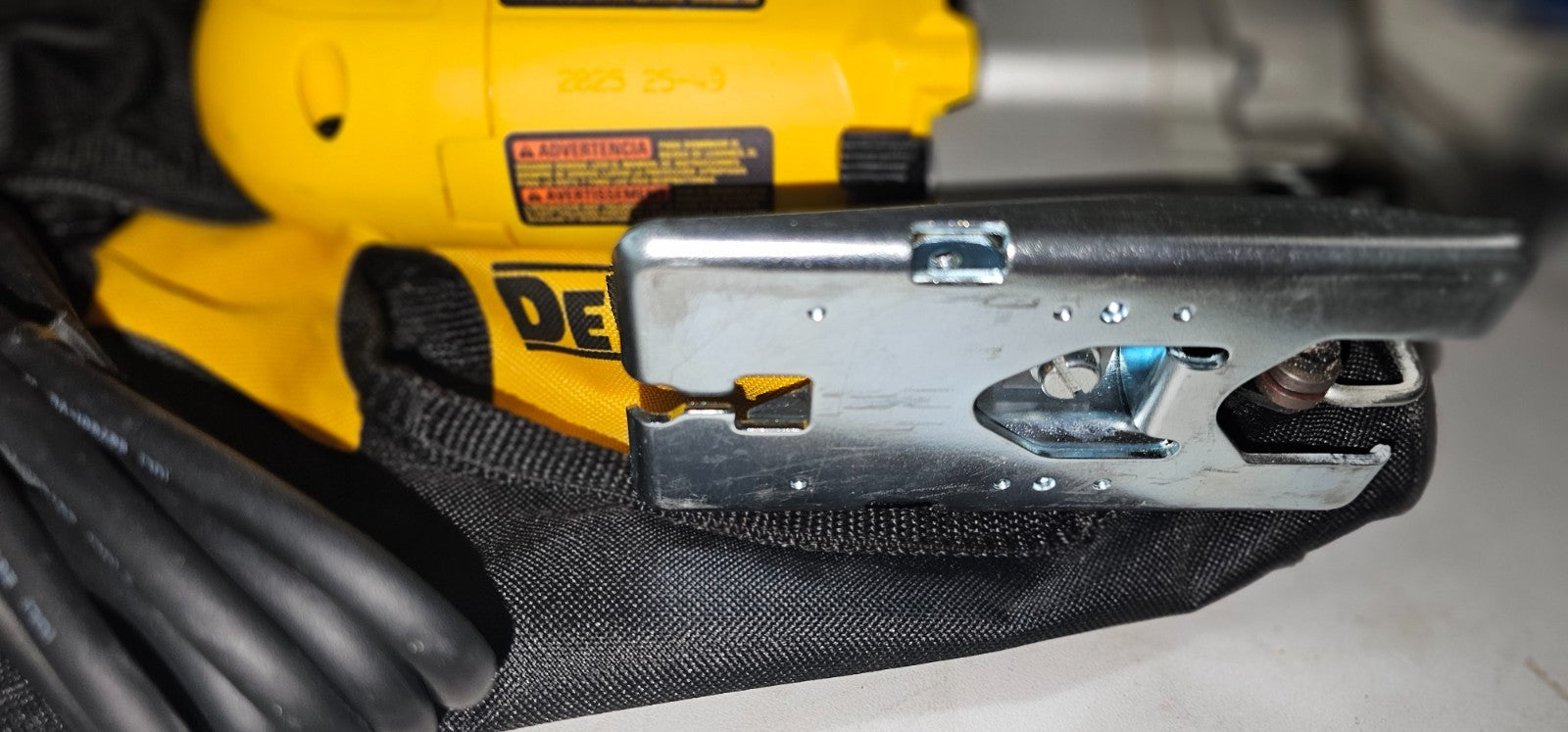 DEWALT DW317 5.5 Amp Top Handle Jig Saw with Bag2