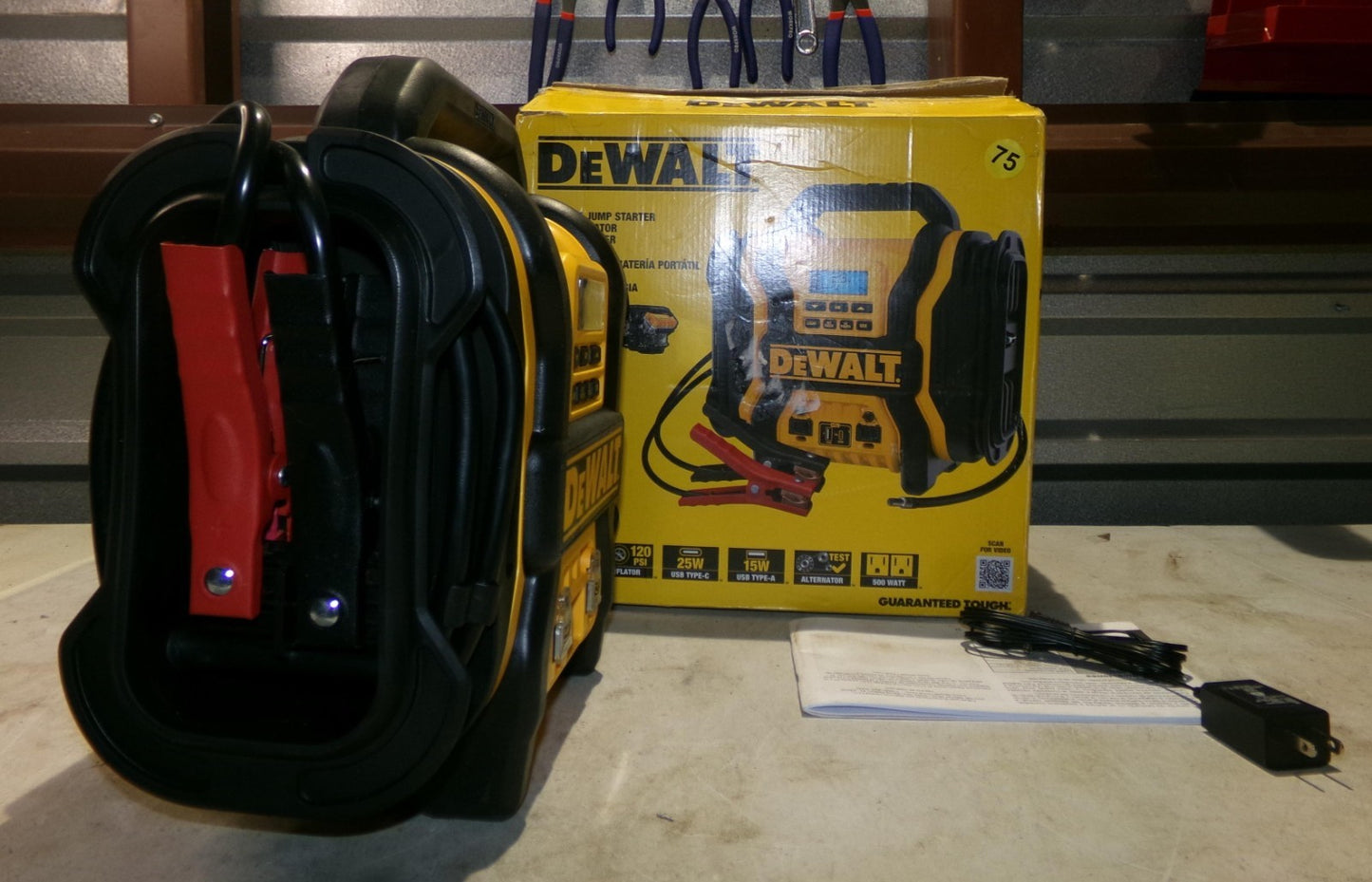 DEWALT DXAEPS14Type2 2000 Peak Battery Automotive Battery Booster Jump Starter5