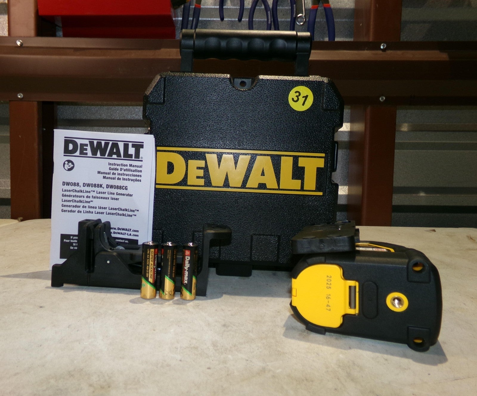 DEWALT DW088CG Green SelfLevelling Cross Line Laser 317
