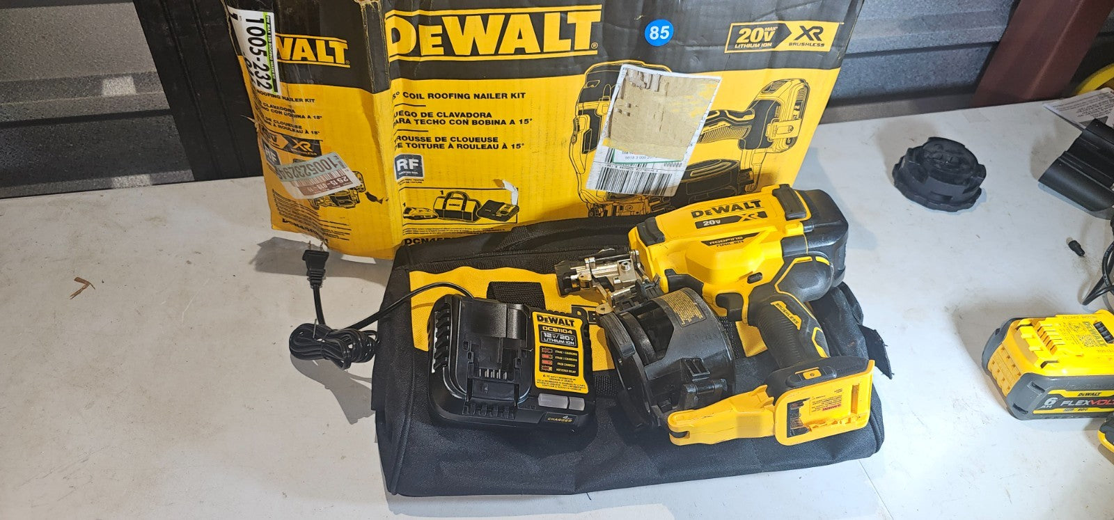 DEWALT DCN45R 18V XR Cordless Roofing Coil Nail Gun BAG AND CHARGE2