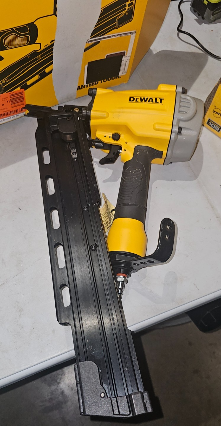 DEWALT DWF83PL 21 Degree Pneumatic Strip Framing Nail3