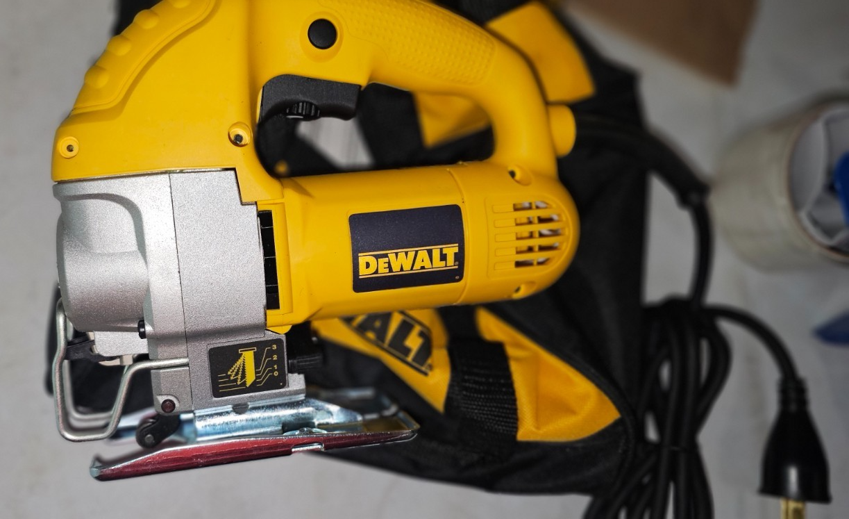 DEWALT DW317 5.5 Amp Top Handle Jig Saw with Bag4