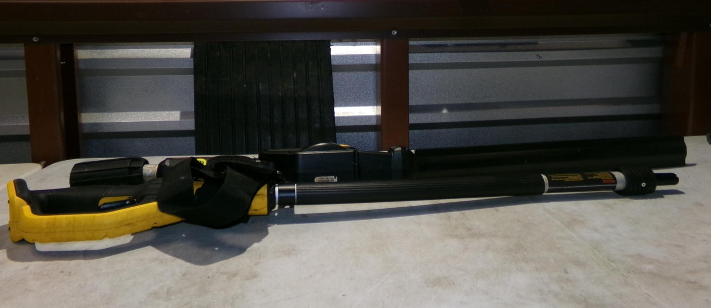 DEWALT DCPH820 20V MAX* 22 in. Cordless Pole Hedge Trimmer2