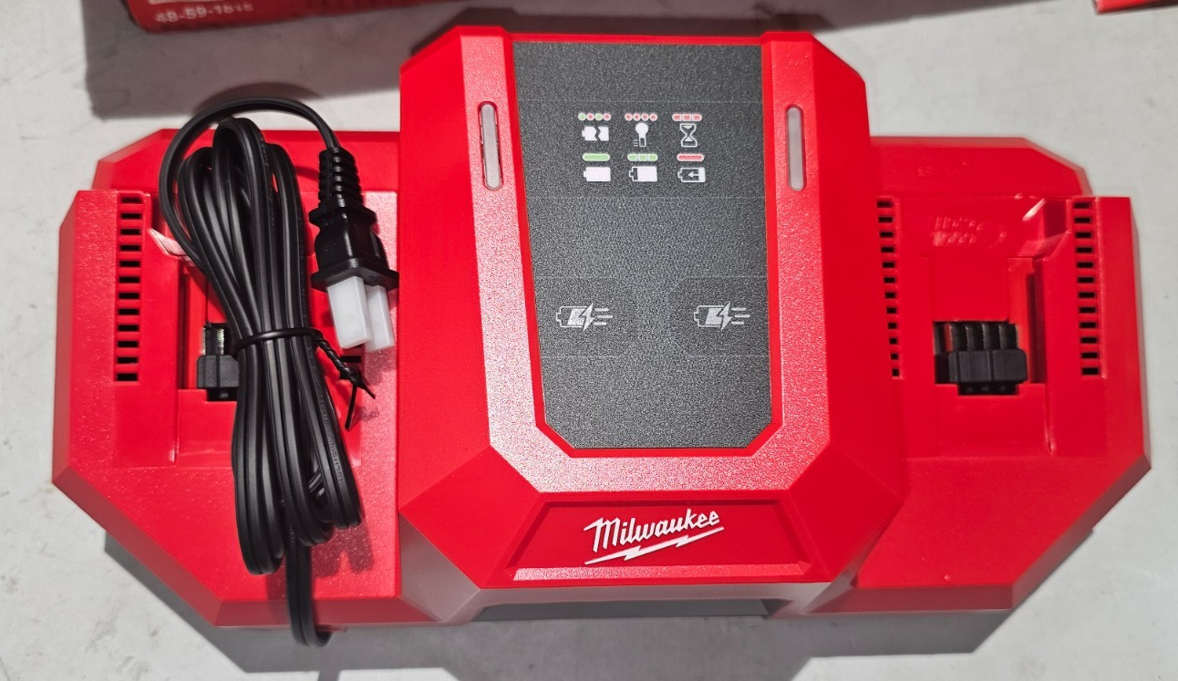 Milwaukee 48591815 M18 18V Dual Bay Simultaneous Super Charger3
