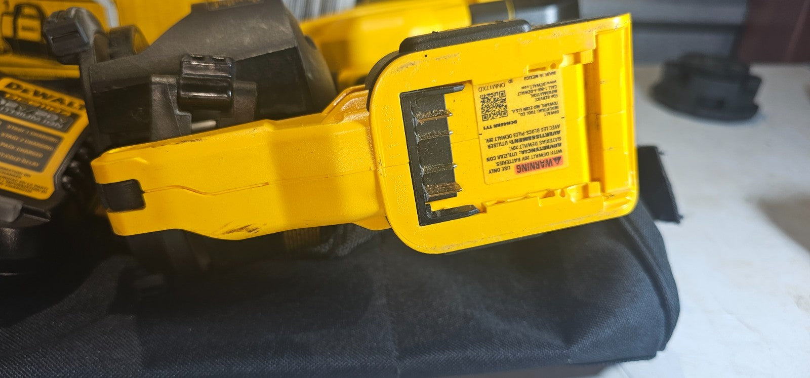 DEWALT DCN45R 18V XR Cordless Roofing Coil Nail Gun BAG AND CHARGE3