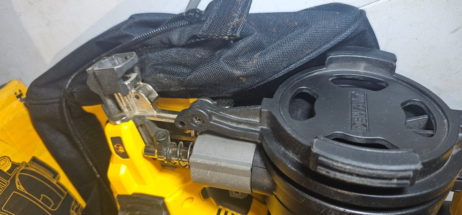DEWALT DCN45R 18V XR Cordless Roofing Coil Nail Gun BAG AND CHARGE6