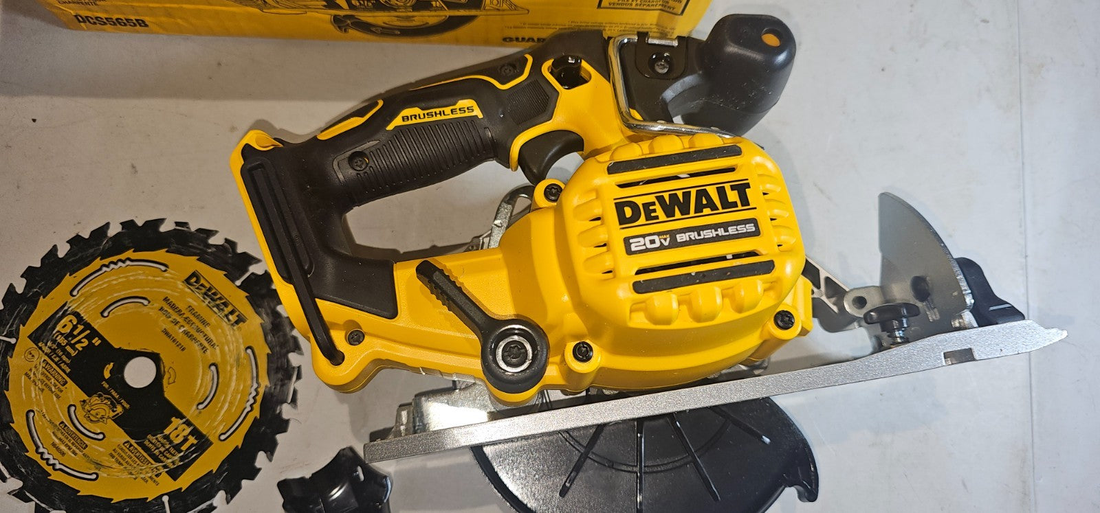 DEWALT DCS565 20V MAX* XR 61/2 in Brushless Cordless Circular Saw (Tool Only)4