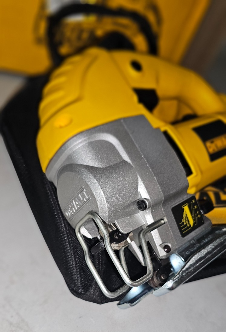 DEWALT DW317 5.5 Amp Top Handle Jig Saw with Bag6